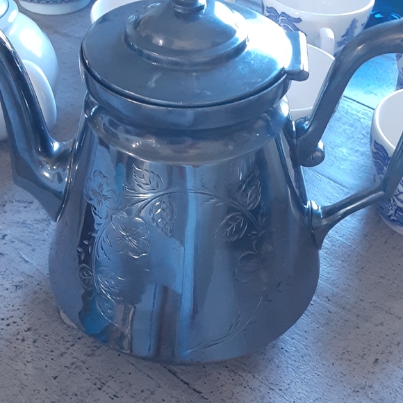 WILCOX SILVERPLATE Co., Flat Bottom  Floral Etched,  Hinged Lid Tea Pot - Picture 8 of 10